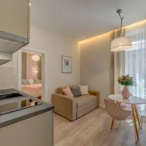 https://royal-theatre-apartments.splithotels.org